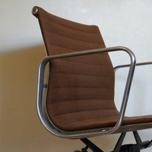 Load image into Gallery viewer, Vintage Herman Miller Eames aluminum group management swivel desk chair
