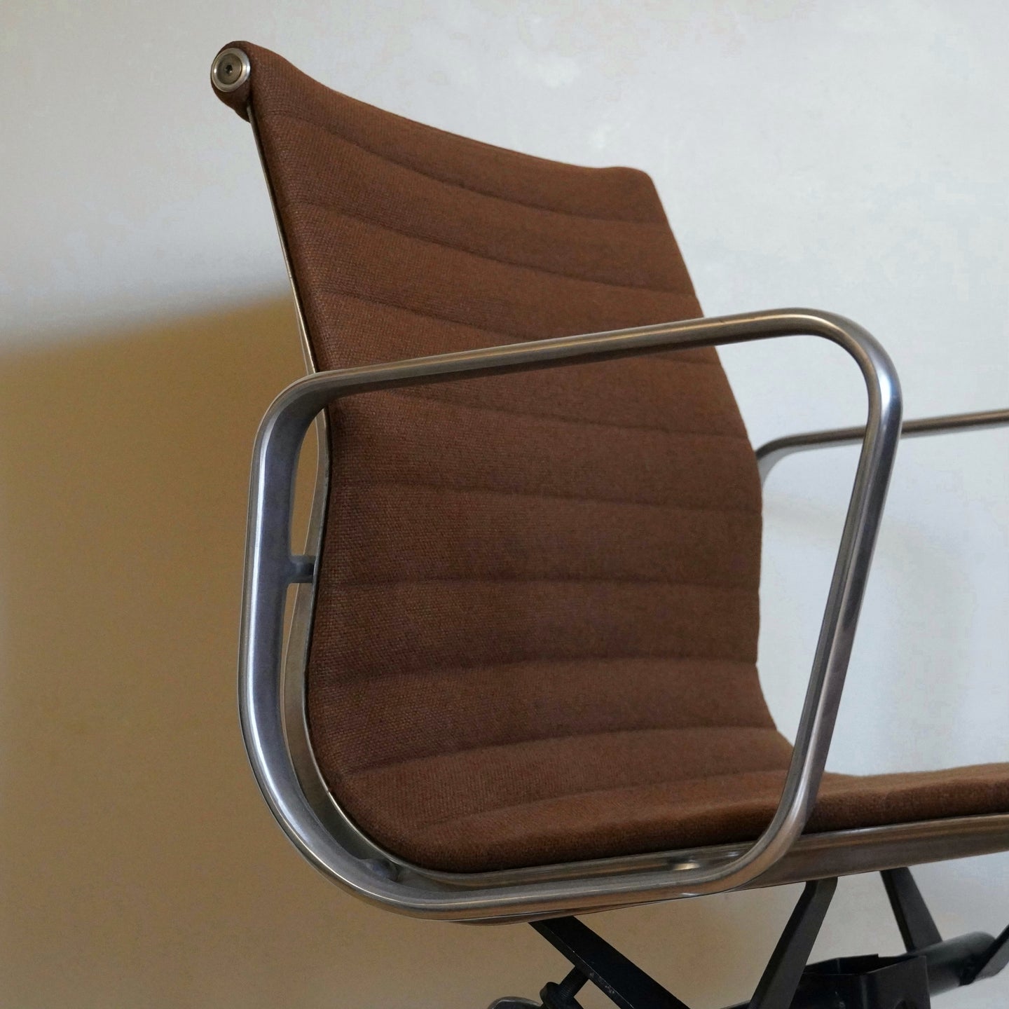 Vintage Herman Miller Eames aluminum group management swivel desk chair