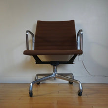 Load image into Gallery viewer, Vintage Herman Miller Eames aluminum group management swivel desk chair
